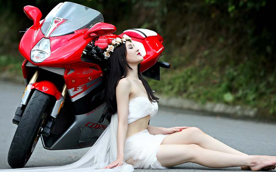 Beautiful girls and motorcycles in Yangzhou